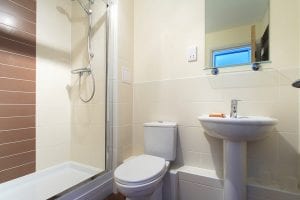 En-suite of 2 bed serviced apartment to rent in Hemel Hempstead
