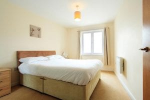 Bedroom with Kingsize bed. 1 bed serviced apartment to rent in Hemel Hempstead
