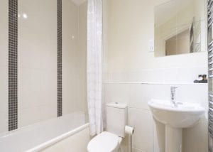 2 Bedroom Serviced Apartment Hemel Hempstead Bathroom